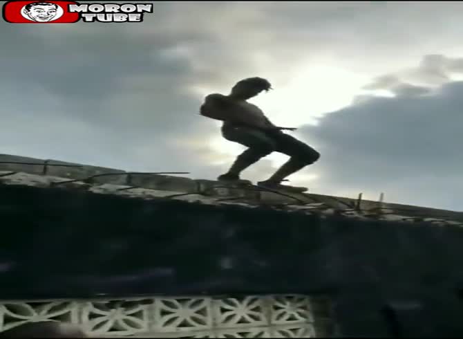 Video :Legs spread, she waits for someone to jump on her from a rooftop